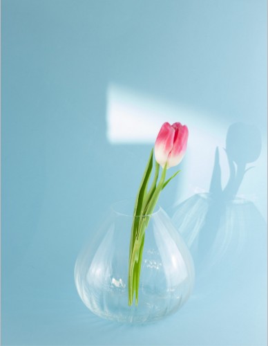 Kvalitná sklenená váza vyrobená z fúkaného skla s dizajnom evokojúcim vodopád